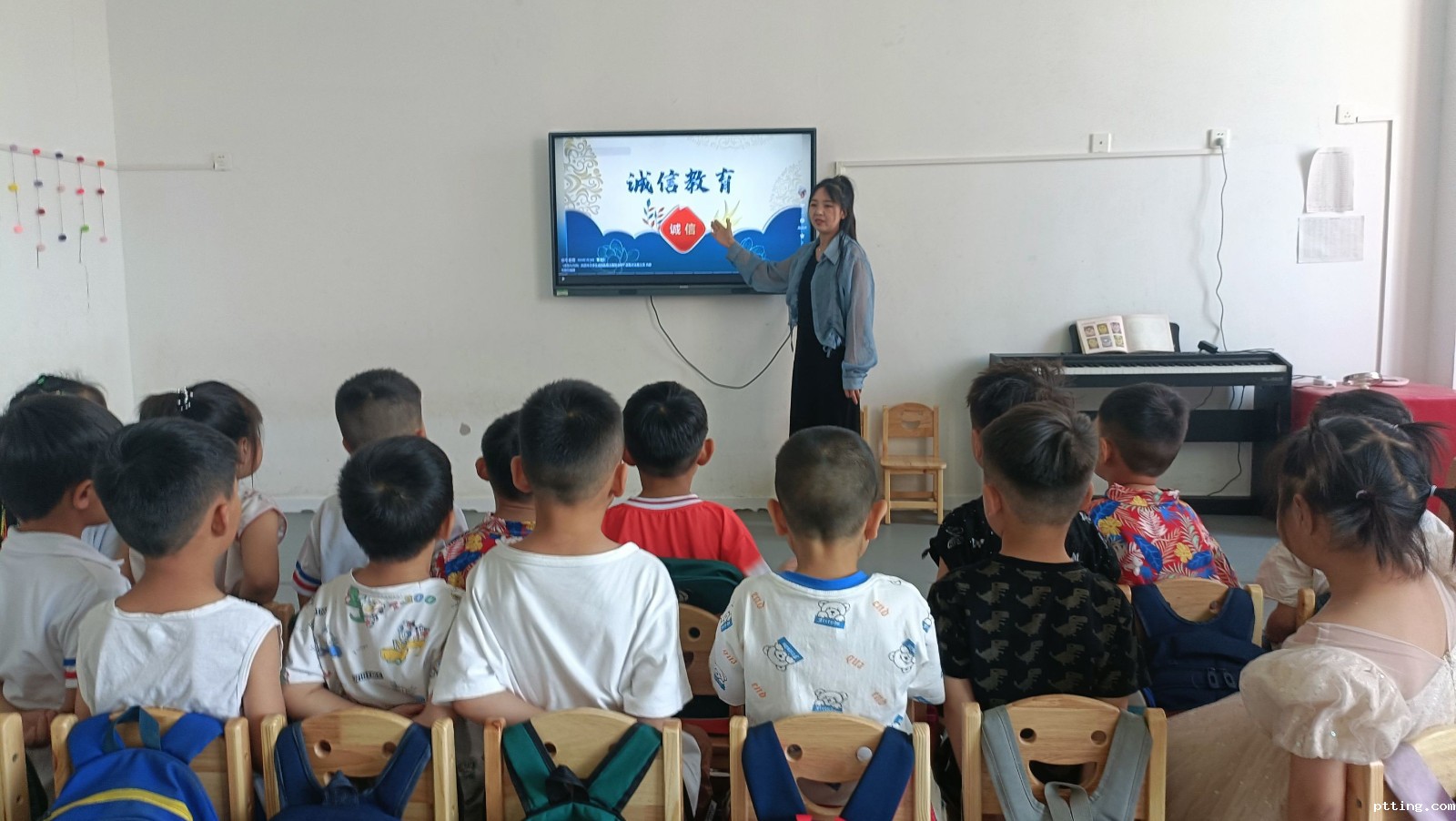 诚信主题班会4.jpg 诚信主题班会4.jpg